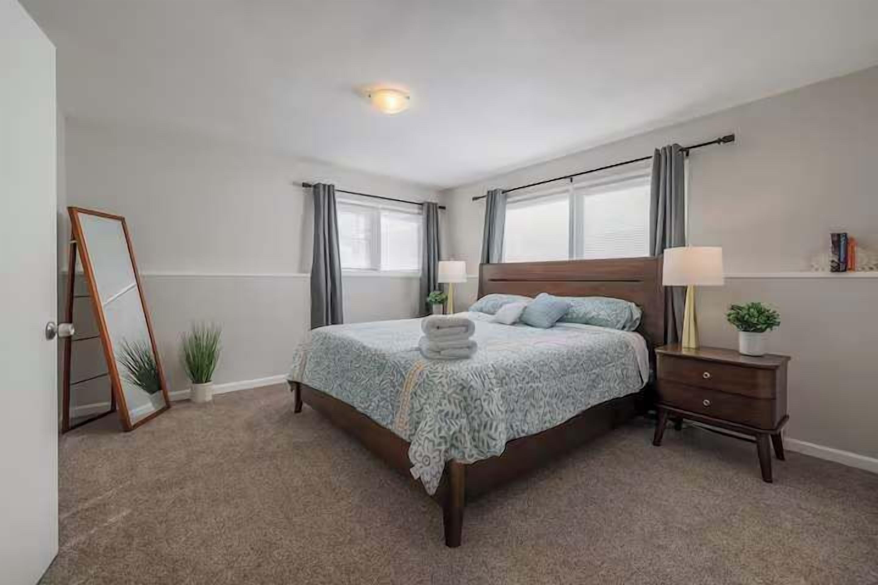 4 bedrooms, iron/ironing board, WiFi, bed sheets