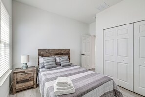 4 bedrooms, desk, iron/ironing board, internet