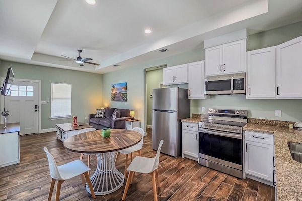 Kühlschrank, Mikrowelle, Ofen, Geschirrspüler