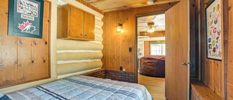 3 habitaciones, escritorio, tabla de planchar con plancha y internet