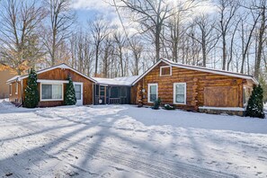 Exterior - Rifle Lake Cabin! Michigan Outdoor Adventure Pad (Lupton)