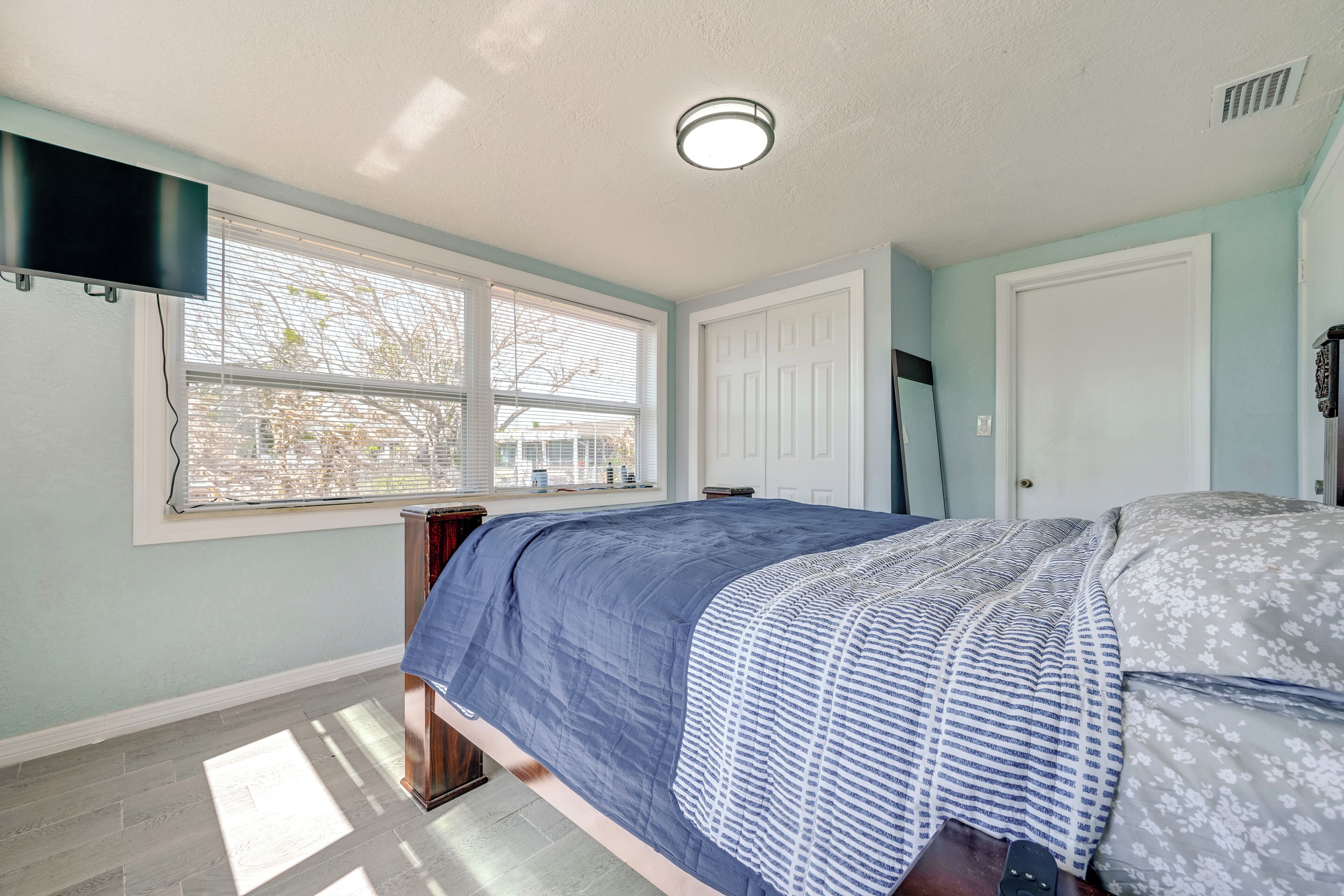4 bedrooms, iron/ironing board, internet, bed sheets