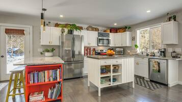 Fridge, microwave, stovetop, dishwasher
