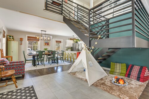 Bradford Group Getaway! Cabin w/ Deck & Fire Pit