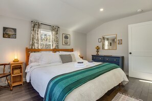 4 bedrooms, desk, iron/ironing board, travel cot