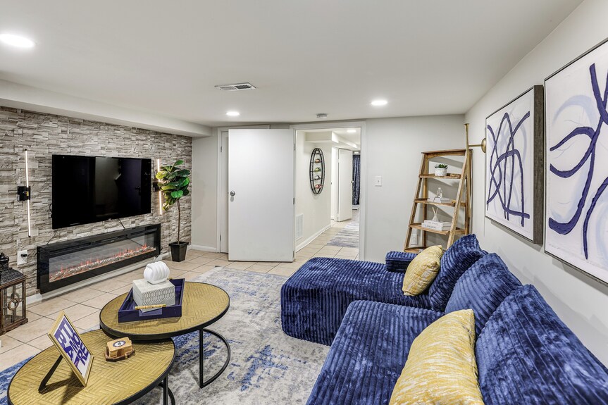 Walk To Patterson Park! Pet-friendly Townhome - Glen Burnie, MD