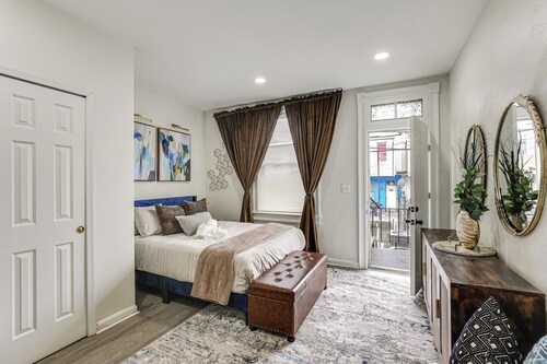 Walk to Patterson Park! Pet-Friendly Townhome