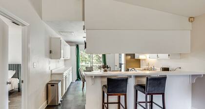 2 Mi to FSU: Pet-Friendly Retreat w/ Private Yard