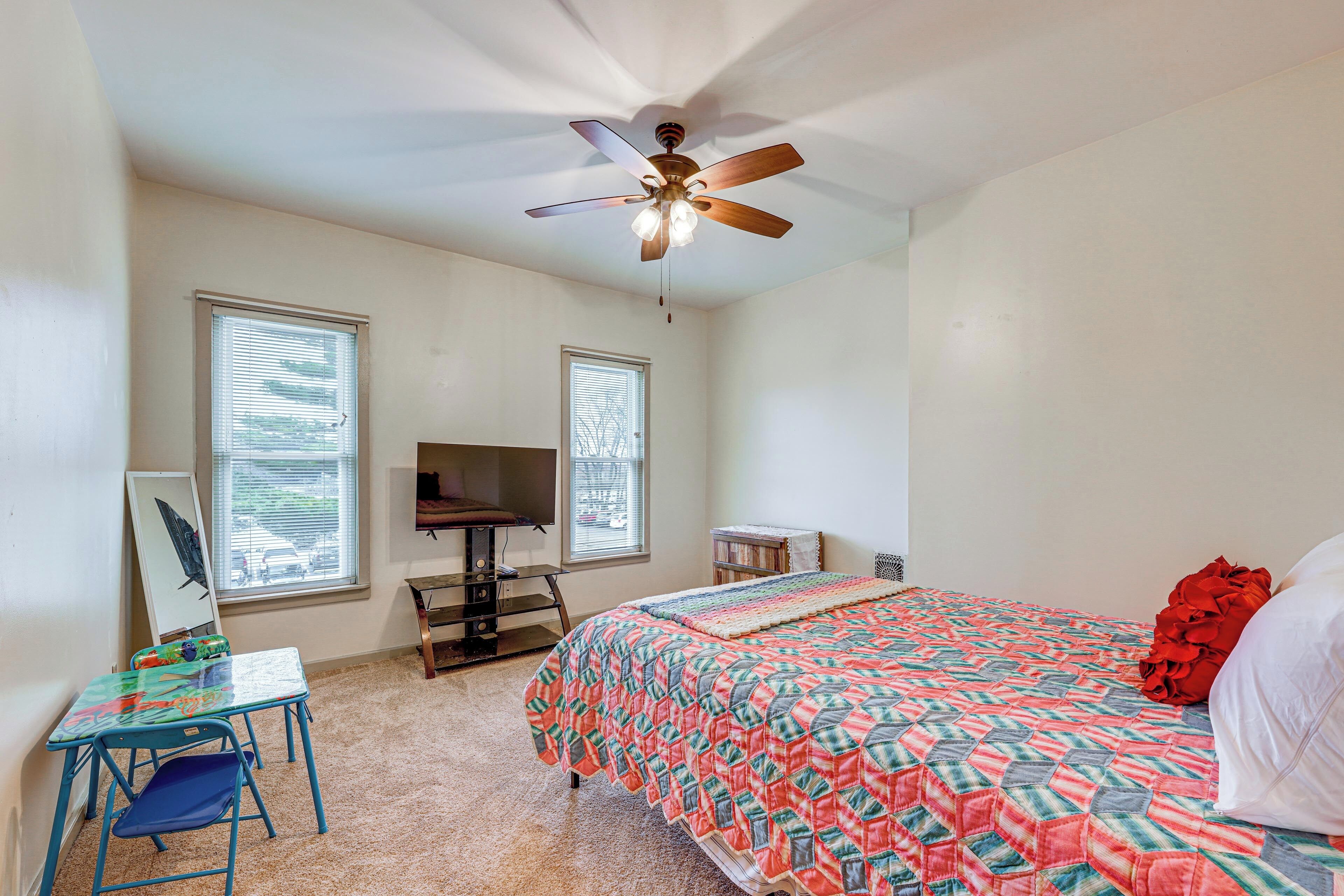 2 bedrooms, desk, internet, bed sheets