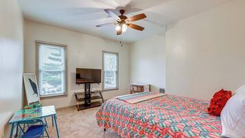 2 bedrooms, desk, internet, bed sheets