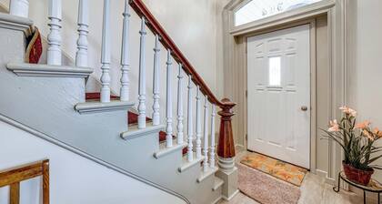 Walk to Old Town Ottawa! Starved Rock Country Home