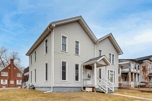 Exterior - Walk to Old Town Ottawa! Starved Rock Country Home (Ottawa)