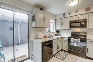 Fridge, microwave, stovetop, dishwasher - Lake-View Townhome w/ Pool Access in Houston Area! (Missouri City)