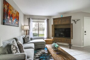 TV - Lake-View Townhome w/ Pool Access in Houston Area! (Missouri City)