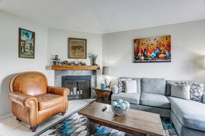 TV - Lake-View Townhome w/ Pool Access in Houston Area! (Missouri City)