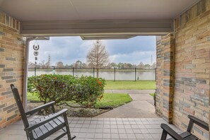 Terrace/patio - Lake-View Townhome w/ Pool Access in Houston Area! (Missouri City)