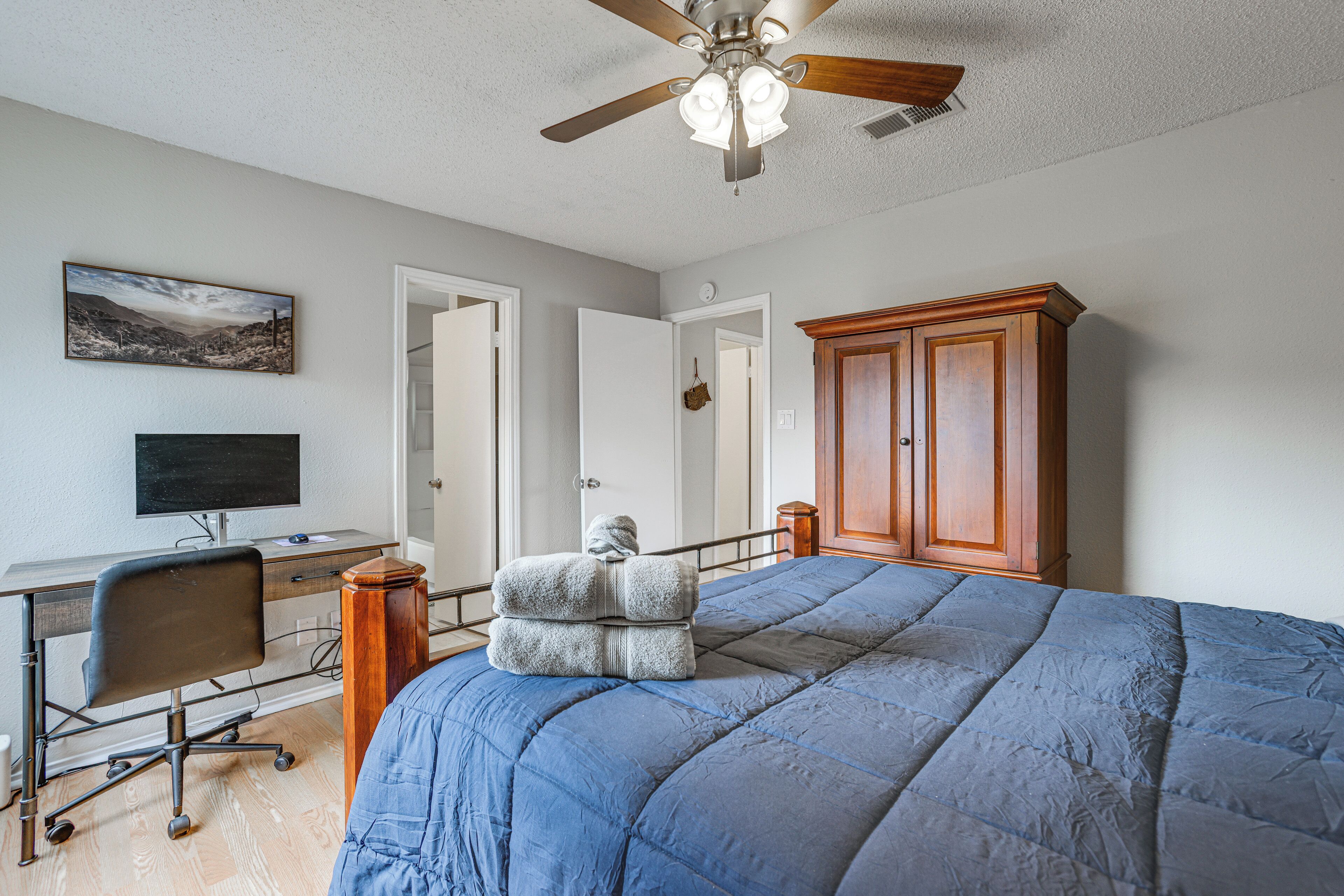 3 habitaciones, escritorio, tabla de planchar con plancha y internet 