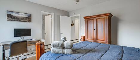 3 habitaciones, escritorio, tabla de planchar con plancha y internet