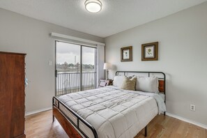 3 bedrooms, desk, iron/ironing board, internet - Lake-View Townhome w/ Pool Access in Houston Area! (Missouri City)