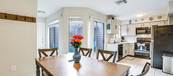 Lake-View Townhome w/ Pool Access in Houston Area!