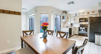 Lake-View Townhome w/ Pool Access in Houston Area!
