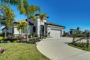 Exterior - 1 Mi to Boat Launch: Canal-View Cape Coral Gem (Cape Coral)