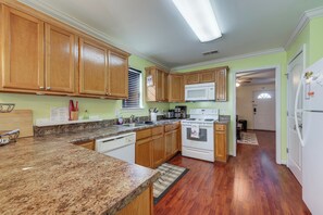 Fridge, microwave, stovetop, dishwasher - 3 Mi to Railroad Park & Dwtn: Birmingham Home Base (Birmingham)