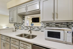 Fridge, microwave, stovetop, dishwasher - Great for Families! Quiet Auburn Getaway w/ Deck (Auburn)