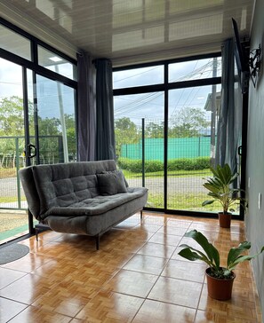 Apartamento Tucan | Living area | 32-inch Smart TV with cable channels, streaming services - Apartamento Lapas  (La Fortuna)
