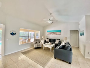 TV - Tropical family living in our happy place! (Marco Island)