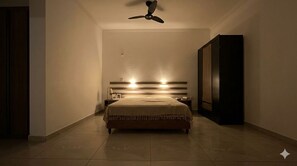 A hotel room with a bed, bedside tables, a ceiling fan, and a large mirror. - Arraial do Cabo House in a Gated Community with Jacuzzi, BBQ, Garage & Pet Friendly (Arraial do Cabo)