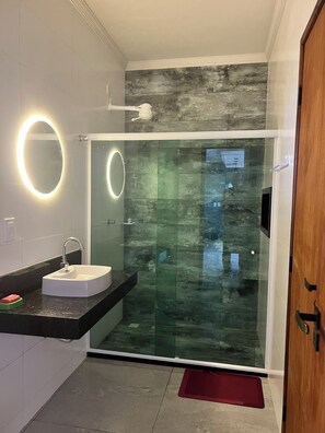 Shower, hair dryer, soap, toilet paper - Arraial do Cabo House in a Gated Community with Jacuzzi, BBQ, Garage & Pet Friendly (Arraial do Cabo)
