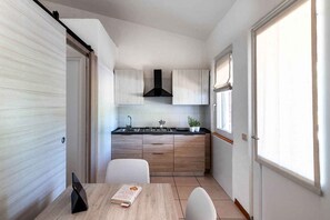 Fridge, stovetop - Studio with air conditioning and terrace (Cavallino-Treporti)