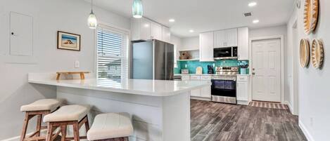 Kjøleskap, mikrobølgeovn, ovn og oppvaskmaskin