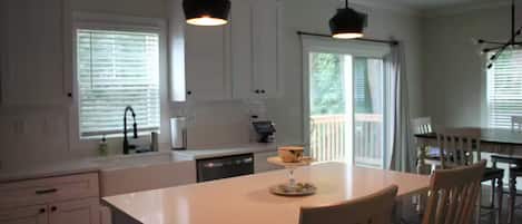 Micro-ondes, four, plaque de cuisson, lave-vaisselle
