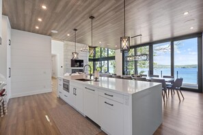 Fridge, microwave, oven, stovetop - Newly built 10 bed 8 bath cottage on Lake Rosseau (Minett)