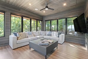 Smart TV, fireplace - Newly built 10 bed 8 bath cottage on Lake Rosseau (Minett)