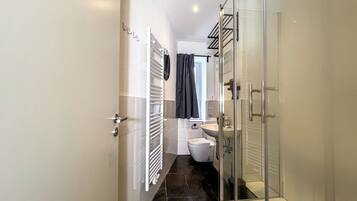 Dusche, Haartrockner, Handtücher, Seife