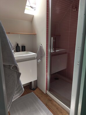 A bathroom with a shower, a sink, and a towel rack. - Villa Réséda - 4-person apartment just a stone's throw from the sea. (Ault)