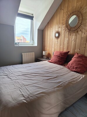 1 habitación, cuna de viaje y ropa de cama 