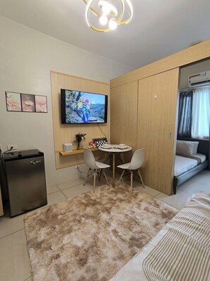 1 bedroom, bed sheets - A & K Vibes Modern Quezon City Stay (Quezon City)