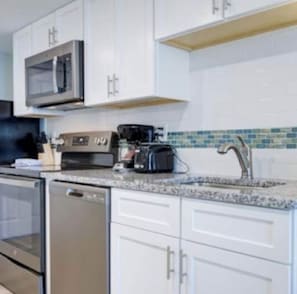 Private kitchen - Ocean Front Studio in Daytona Beach (Daytona Beach)