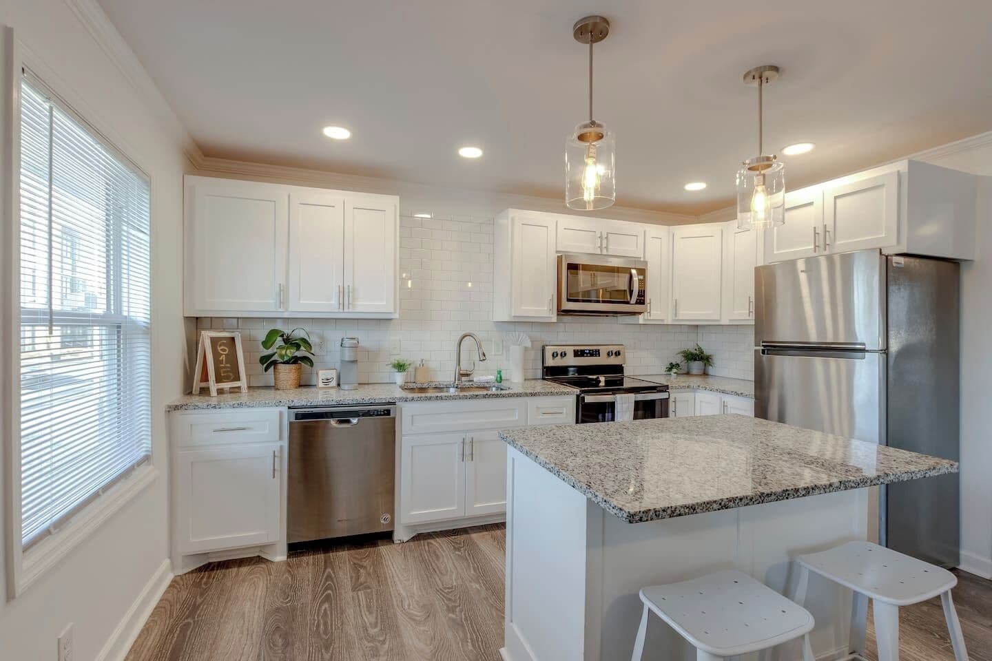 Kjøleskap, mikrobølgeovn, ovn og kokeplater