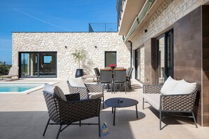 Outdoor dining - Luxurious New 5-BR Villa with private pool & sauna (Bale)