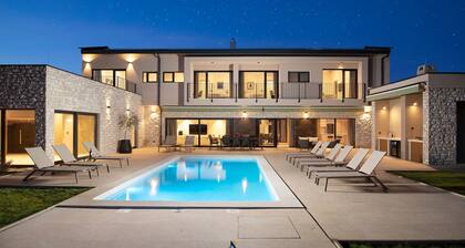 Luxurious New 5-BR Villa with private pool & sauna