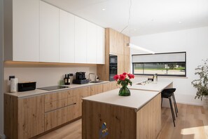 Kylskåp, mikrovågsugn, ugn och spishäll