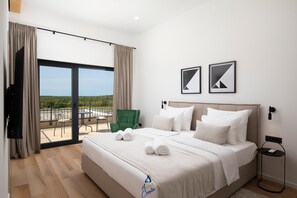 5 sovrum, värdeförvaringsskåp på rummet och skrivbord