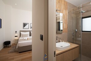 Een douche, een haardroger, een bidet, handdoeken