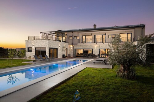 Brand-New 5-BR Villa with Pool & Sauna Retreat