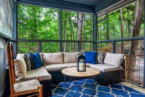 TV, fireplace - Emerald Spring's Cabin (Pigeon Forge)